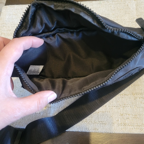 DKNY CROSSBODY/FANNY  BAG - Picture 2 of 4